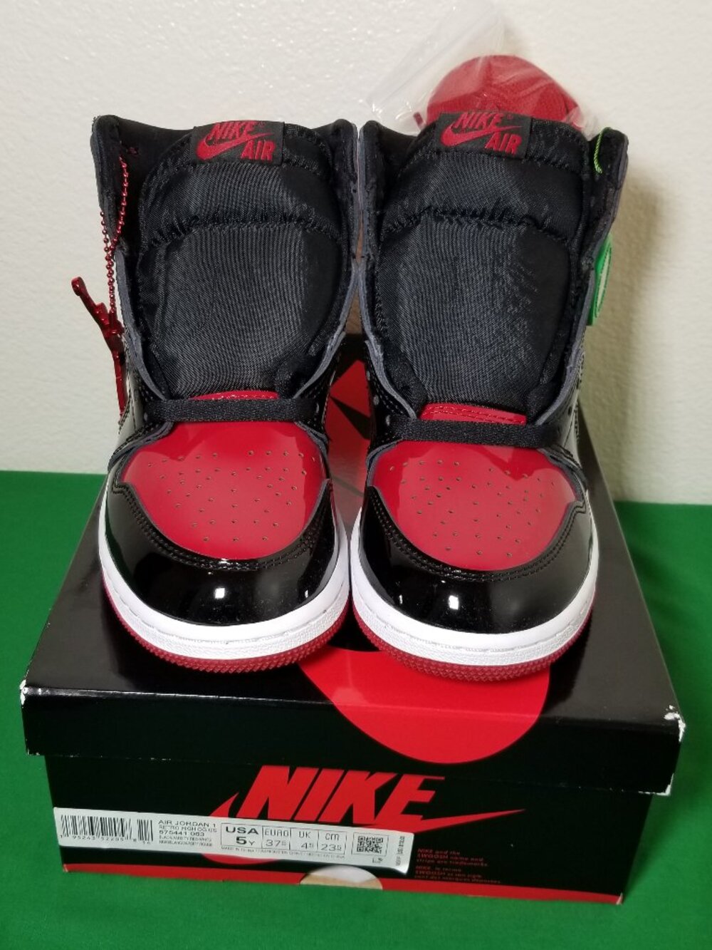 Air Jordan 1 Retro High OG GS Patent 1985 Bred Colorway 575441-063 Size 5Y‎